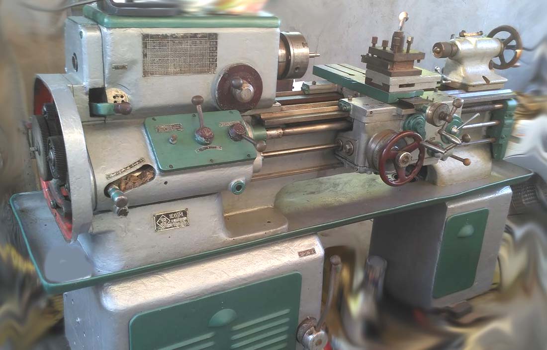 1Е61 Фото універсального токарно-гвинторізного верстата Фото універсального токарно-гвинторізного верстата моделі 1Е61М